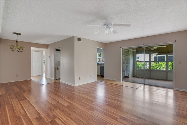 Building Photo - 1217 S Lakes End Dr