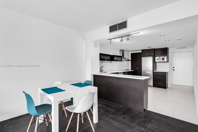 Building Photo - 801 Brickell Bay Dr