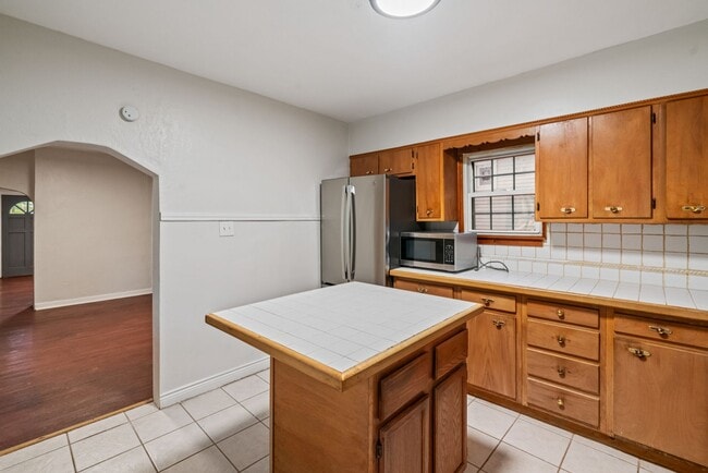 Building Photo - MOVE IN SPECIAL! SCORE HALF OFF 1ST MONTH'...
