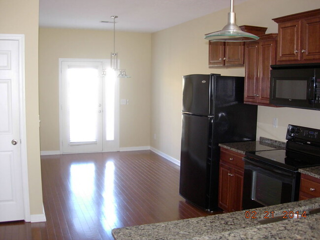 Building Photo - NICE Condo in GREAT location!!! VERY clean...