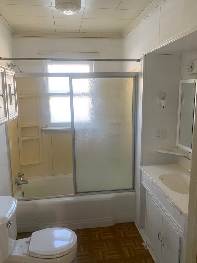 Building Photo - 630 N Stephens Ave