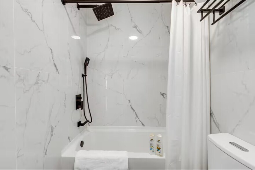 Building Photo - 136 35th St