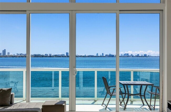 Building Photo - 2000 Bay Dr