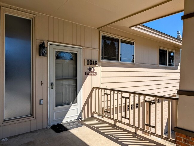 Building Photo - Over Sized 3-Bed, 2.5-Bath SFH w/ 2-Car Garage, & Fenced Backyard!