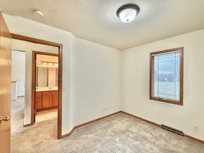 Building Photo - 2402 Stonefield Ln