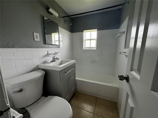 Building Photo - 4017 SW 24th St