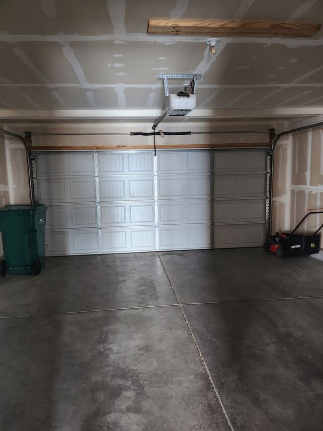 Building Photo - BEAUTIFUL 3BD HOME with A/C in TRAILS at F...