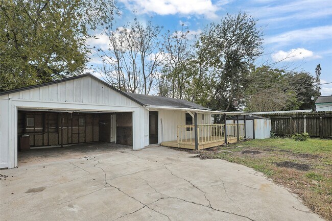 Building Photo - 1106-12th 1/2 12th 1/2 St N