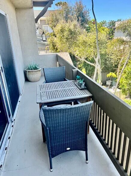 Building Photo - 36 Breeze Ave