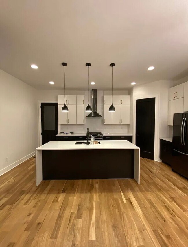 Building Photo - Modern 4-Bedroom Home with Stylish Finishe...