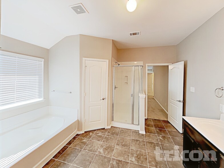 Building Photo - 525 Beechgrove Terrace