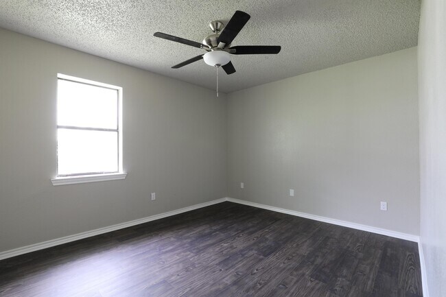 Building Photo - 811 Clyde St