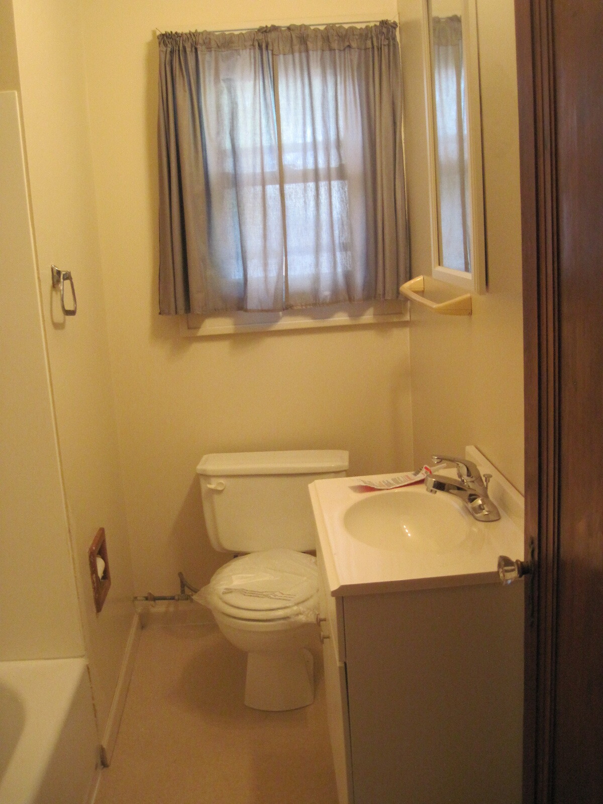 Bathroom with full tub - 1520 Front St