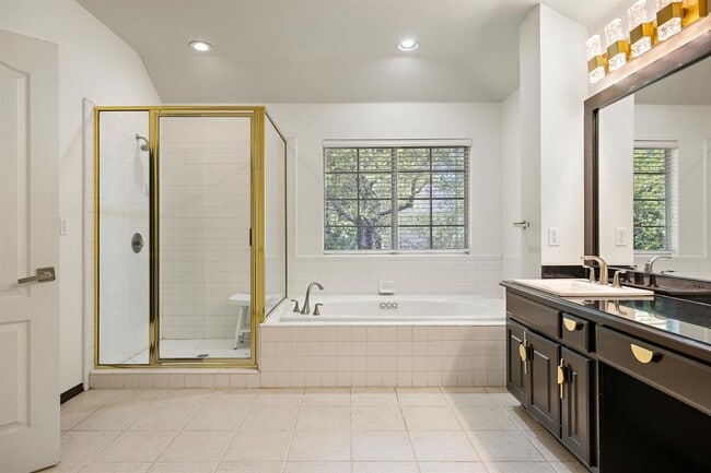Building Photo - 2114 Hilton Head Dr