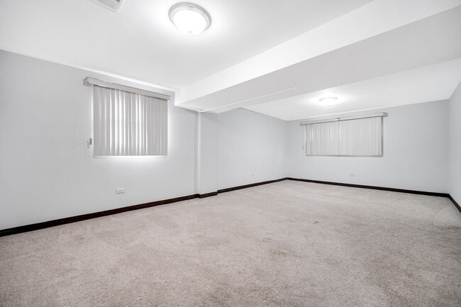 Building Photo - 4 Bed 2.5 Bath in Des Plaines