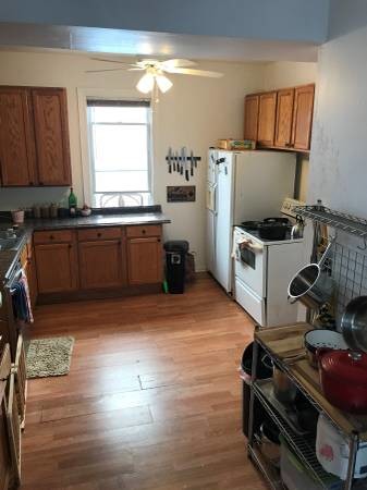 Large kitchen - 3517 W Dickens Ave