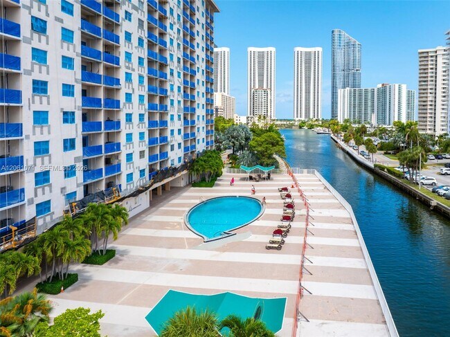Building Photo - 400 Kings Point Dr