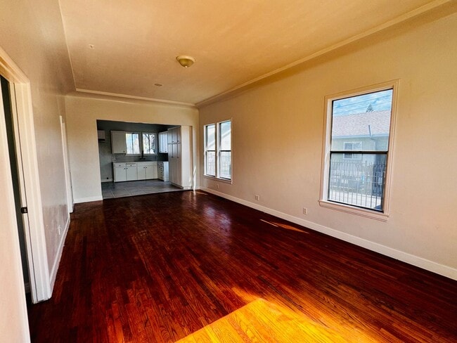 Building Photo - Two Bedroom Home with Enclosed Yard for Re...