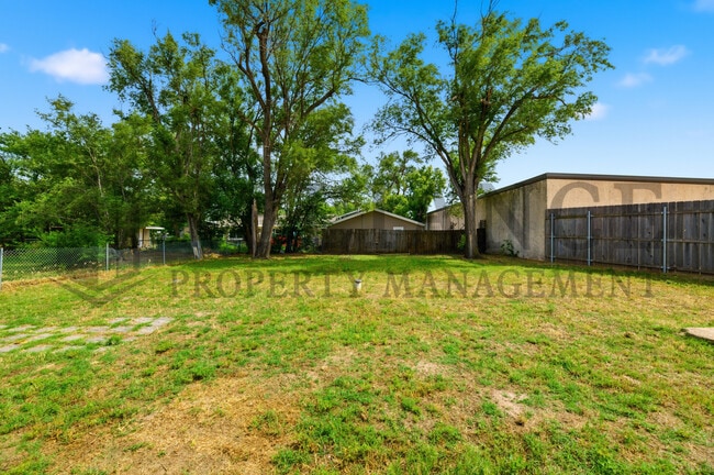 Building Photo - 6021 W Newell St