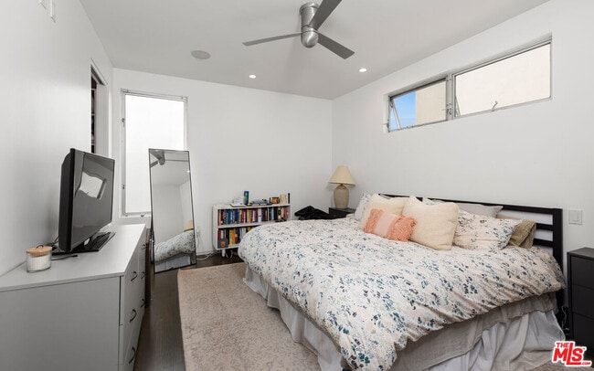 Building Photo - 705 Sunset Ave