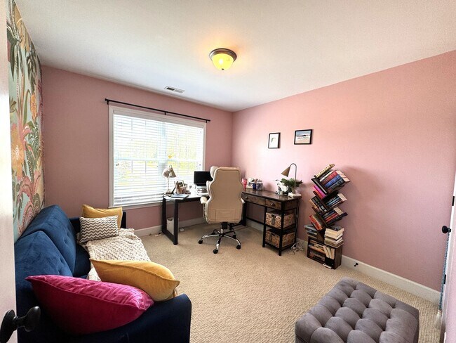 Building Photo - Minutes to the Beach! Conveniently located between Jacksonville & Wilmington