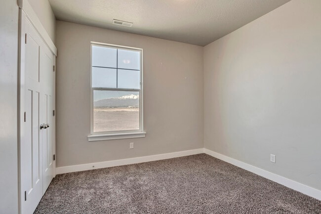 Building Photo - 64 W Silver Springs Dr