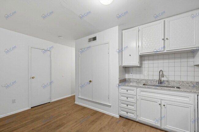 Building Photo - 616 Moore St