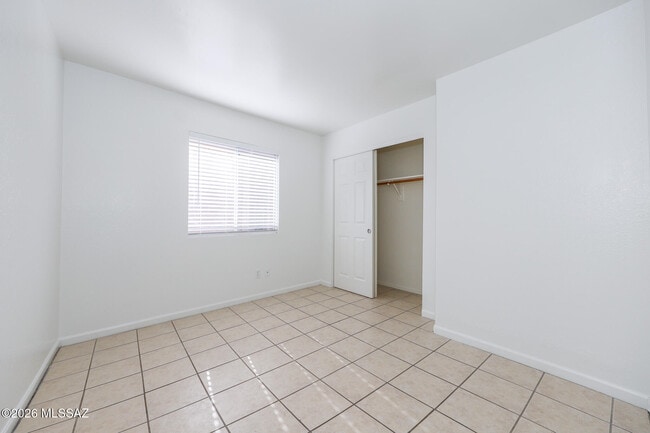 Building Photo - 8873 E Rose Tree Dr