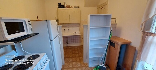 Kitchen - 326 N Washington St