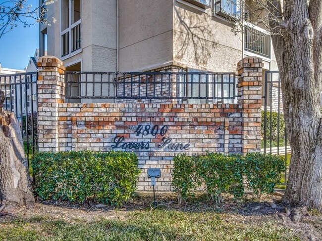 Building Photo - Spacious 2 bedroom-2 bath -Condo