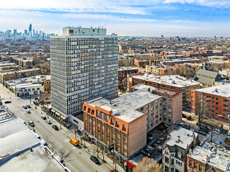 Primary Photo - 2424 N.Clark