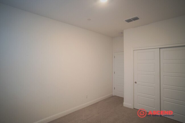 Building Photo - Luxurious 5 bedroom located in Gossamer Grove!