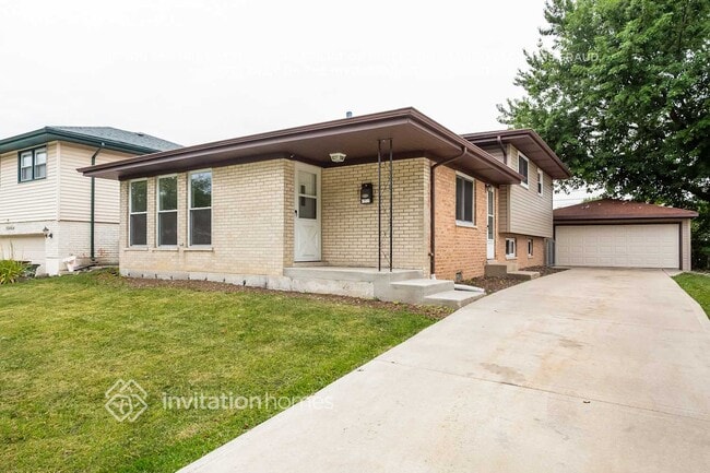 Building Photo - 16460 Roy St