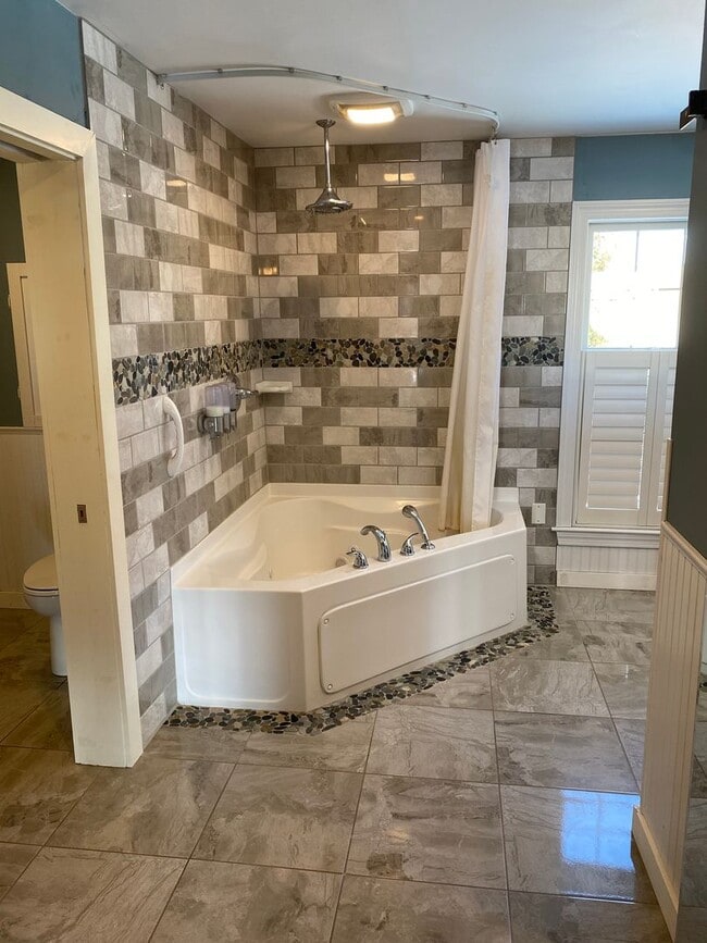 Building Photo - Stunning 3 Bedroom Home with Barn and Over 3 Acres!