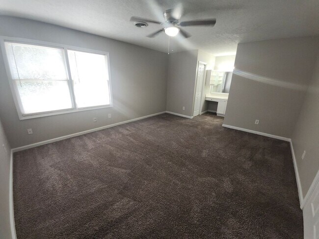 Building Photo - Affordable 2 Bedroom, 2.5 Bath in Prime St...