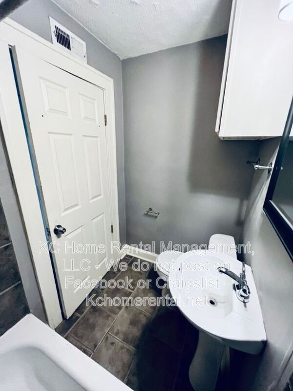 Building Photo - 1114 W 41st Terrace