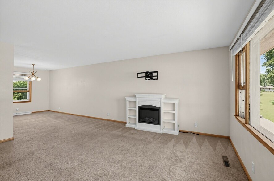Building Photo - 3012 S Lilac Rd