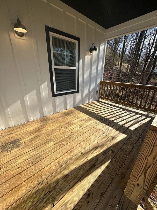Building Photo - Updated 3BR Home Near Tennessee River | Pet Friendly