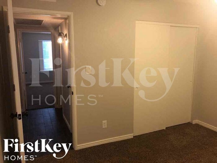 Building Photo - 907 W Kerry Ln