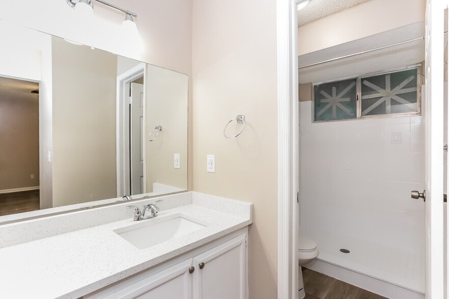 Building Photo - 1704 Sandy Hollow Loop