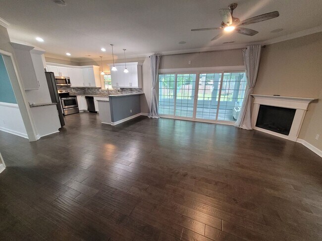 Building Photo - Beautiful 4 Bedroom, 2.5 Bath Home