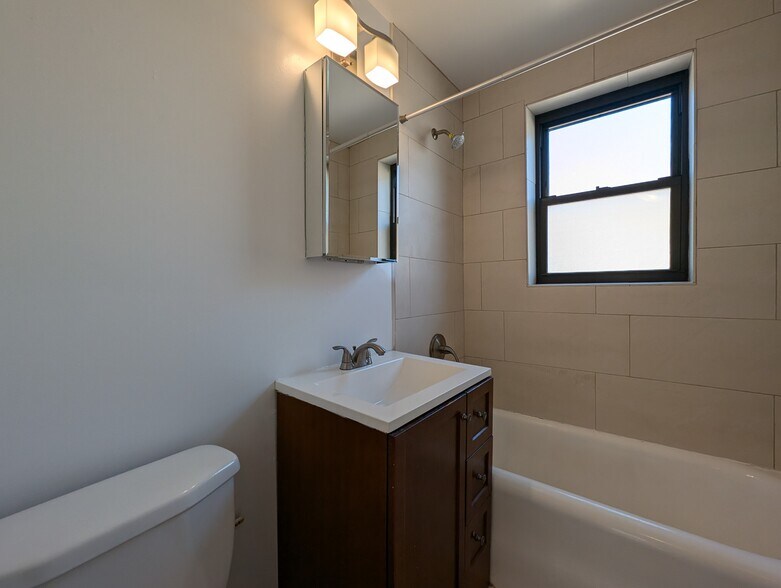 Building Photo - 4036 N Ashland Ave