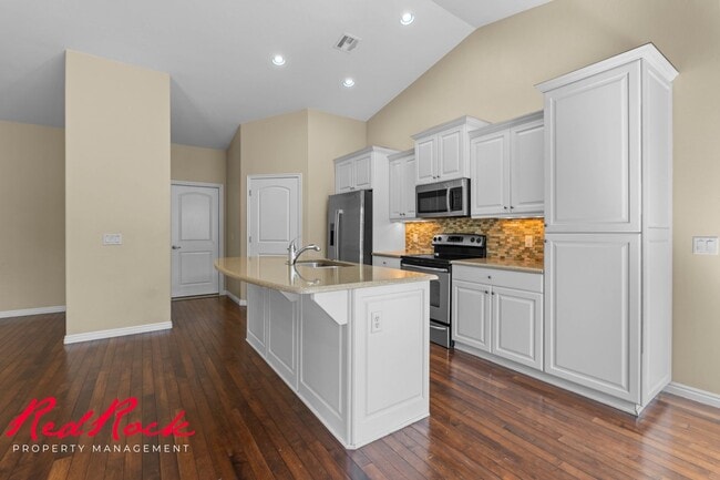 Building Photo - Sun River 2 Bedroom Home with Bonus Den! F...