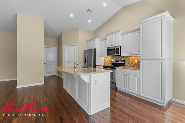 Building Photo - Sun River 2 Bedroom Home with Bonus Den! First Class Amenities!