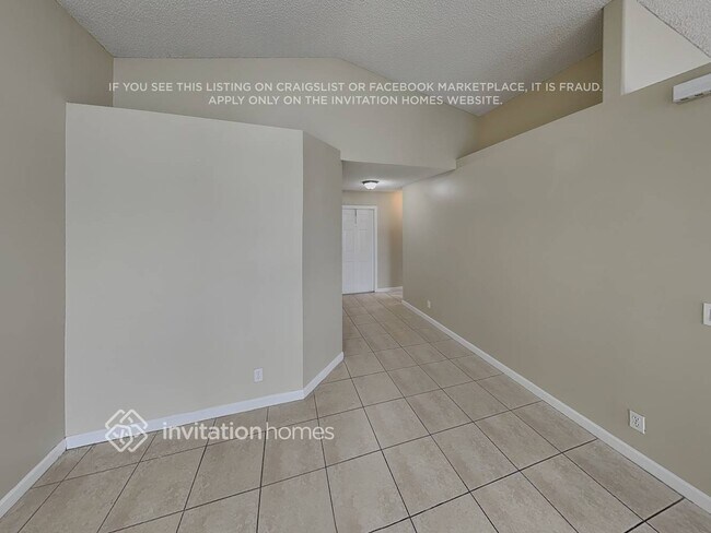 Building Photo - 4929 SW 33rd Ave