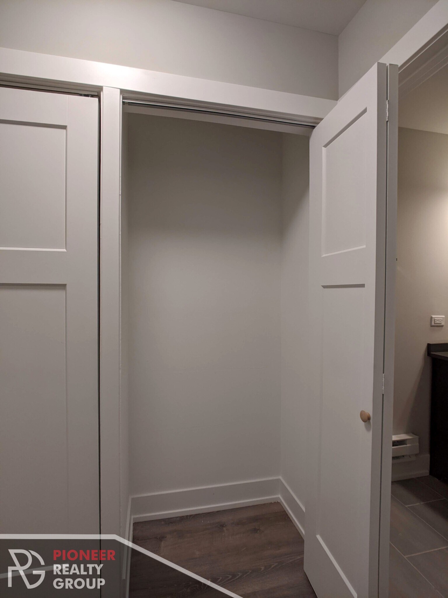 Building Photo - 542 W Surf St