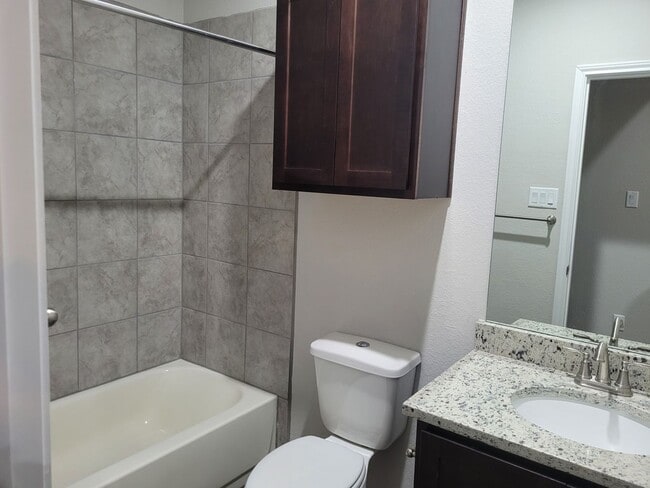 Building Photo - Luxury Duplex 3/2 in Seguin