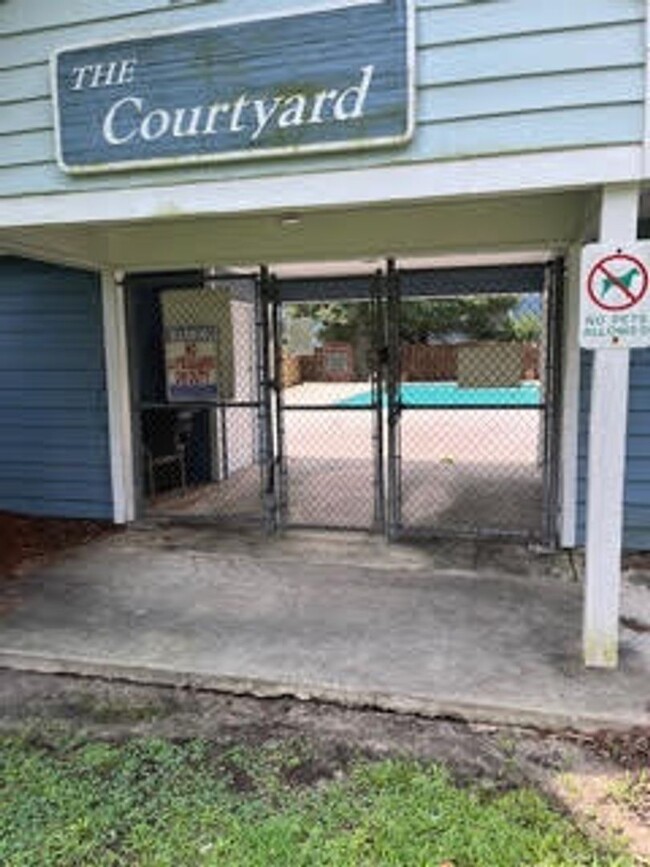 Building Photo - Courtyard