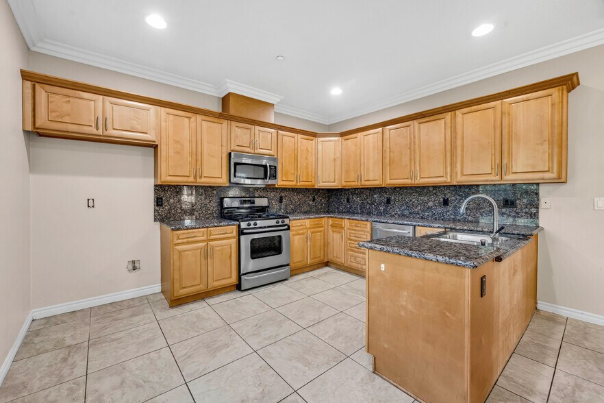 Primary Photo - 1200 E Highland Ave