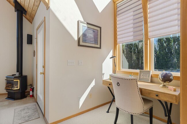 Building Photo - Luxurious Fully Furnished 3-Bedroom, 4-Bat...